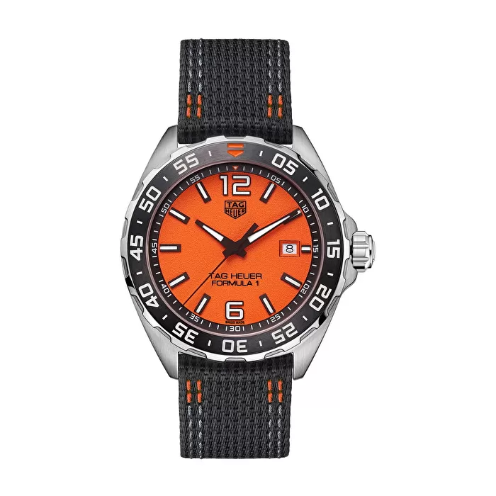 Un enérgico reloj de 43 mm y 3 agujas con una llamativa esfera naranja texturizada