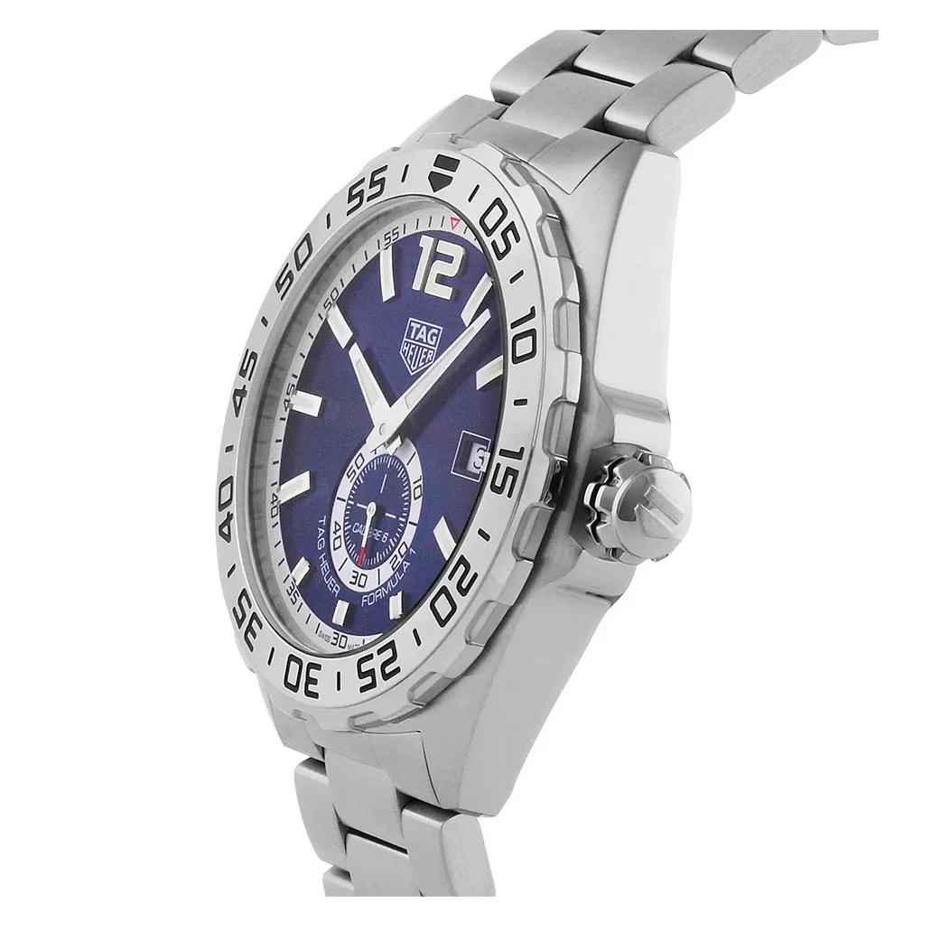 Esfera negra realzada por manecillas plateadas luminosas. Caja de acero inoxidable en tono plateado con una correa de acero inoxidable