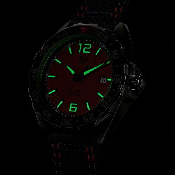 Es un reloj que combina un estilo deportivo y sofisticado. Con su robusta caja de acero inoxidable y un bisel de cerámica negra, ofrece tanto durabilidad como elegancia.