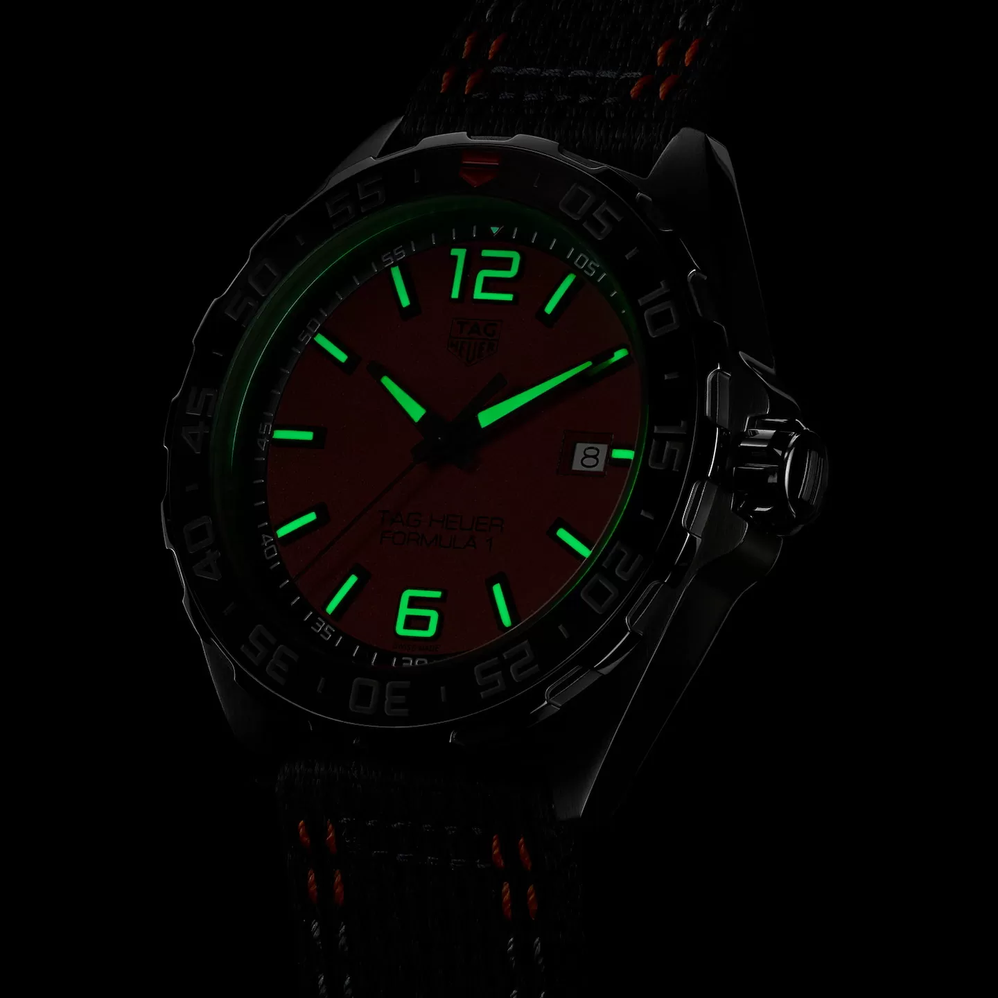 Es un reloj que combina un estilo deportivo y sofisticado. Con su robusta caja de acero inoxidable y un bisel de cerámica negra, ofrece tanto durabilidad como elegancia.