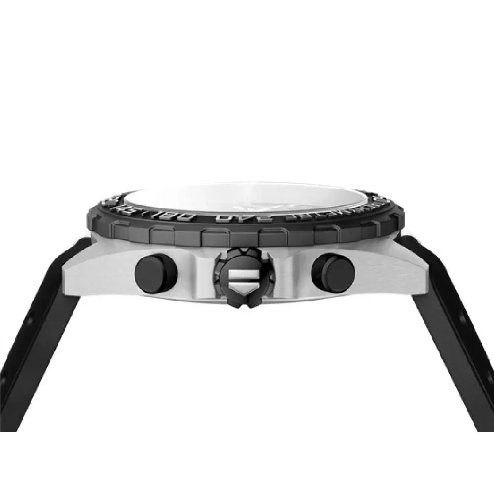 Esfera negra realzada por manecillas plateadas luminosas. Caja de acero inoxidable en tono plateado con una correa de acero inoxidable