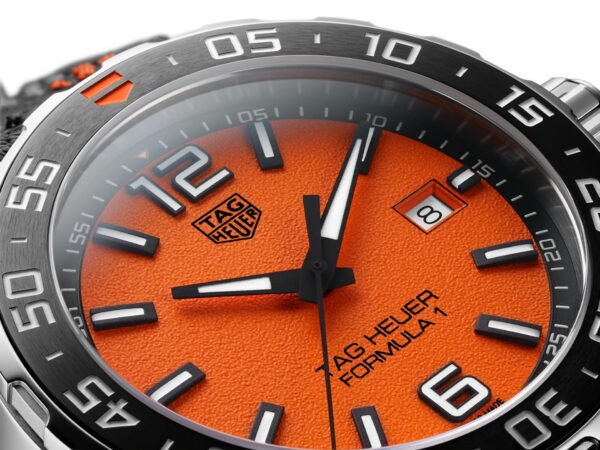 Un enérgico reloj de 43 mm y 3 agujas con una llamativa esfera naranja texturizada