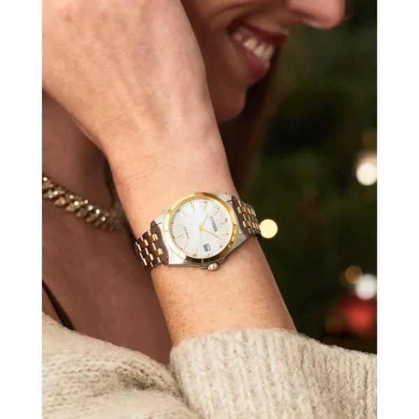Citizen EO1224-54D - diseño clásico con manecillas luminiscentes y brazalete de acero inoxidable