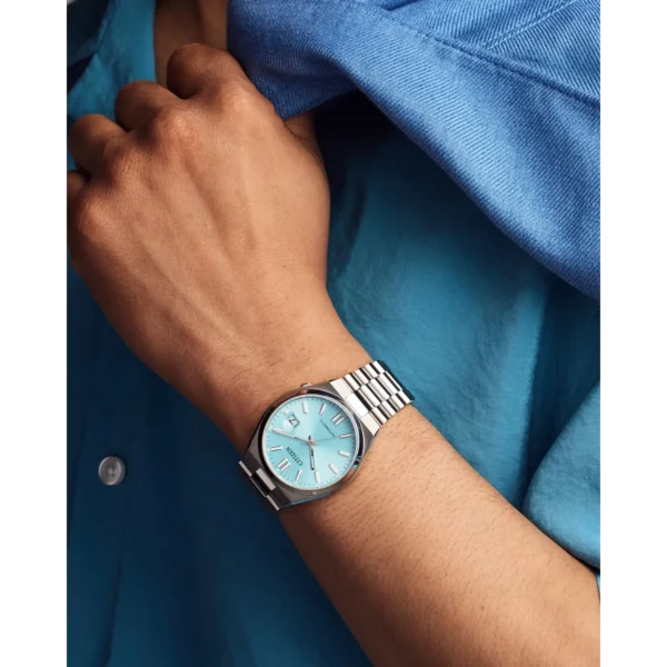 Reloj Citizen TSUYOSA con caja de acero inoxidable plateado y esfera azul cielo, ideal para uso diario.