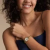 Reloj Fossil Carlie con caja de acero inoxidable dorado y esfera plateada, ideal para uso diario