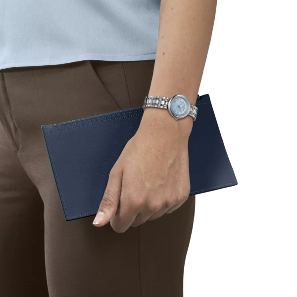 Detalle del Tissot Bellissima Small Lady con brazalete de acero y cristal de zafiro