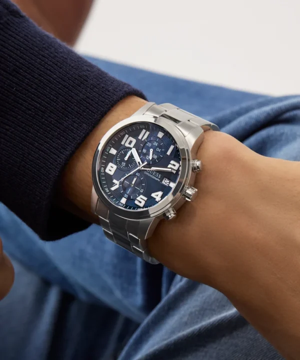Primer plano del reloj Guess Atticus GW0917G1, destacando su diseño y resistencia al agua 5 ATM