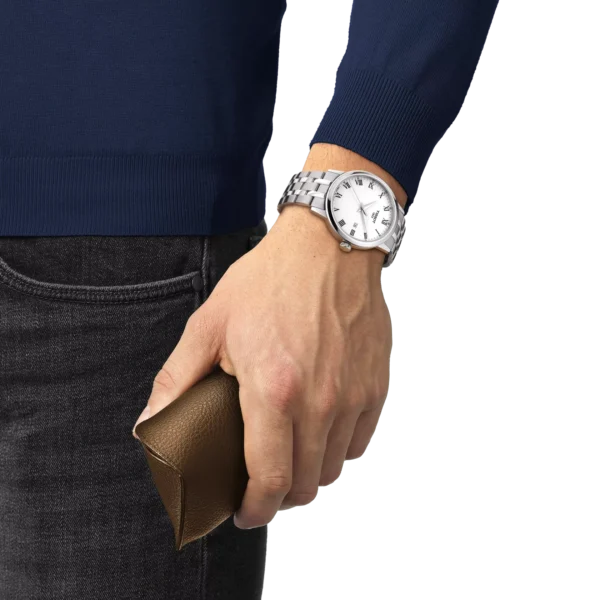 Primer plano del elegante reloj Tissot T129.410.11.013.00, ideal para regalo o uso diario