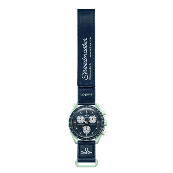 Vista frontal del reloj Swatch Earth con esfera azul y cronógrafo – tienda de relojes Colombia