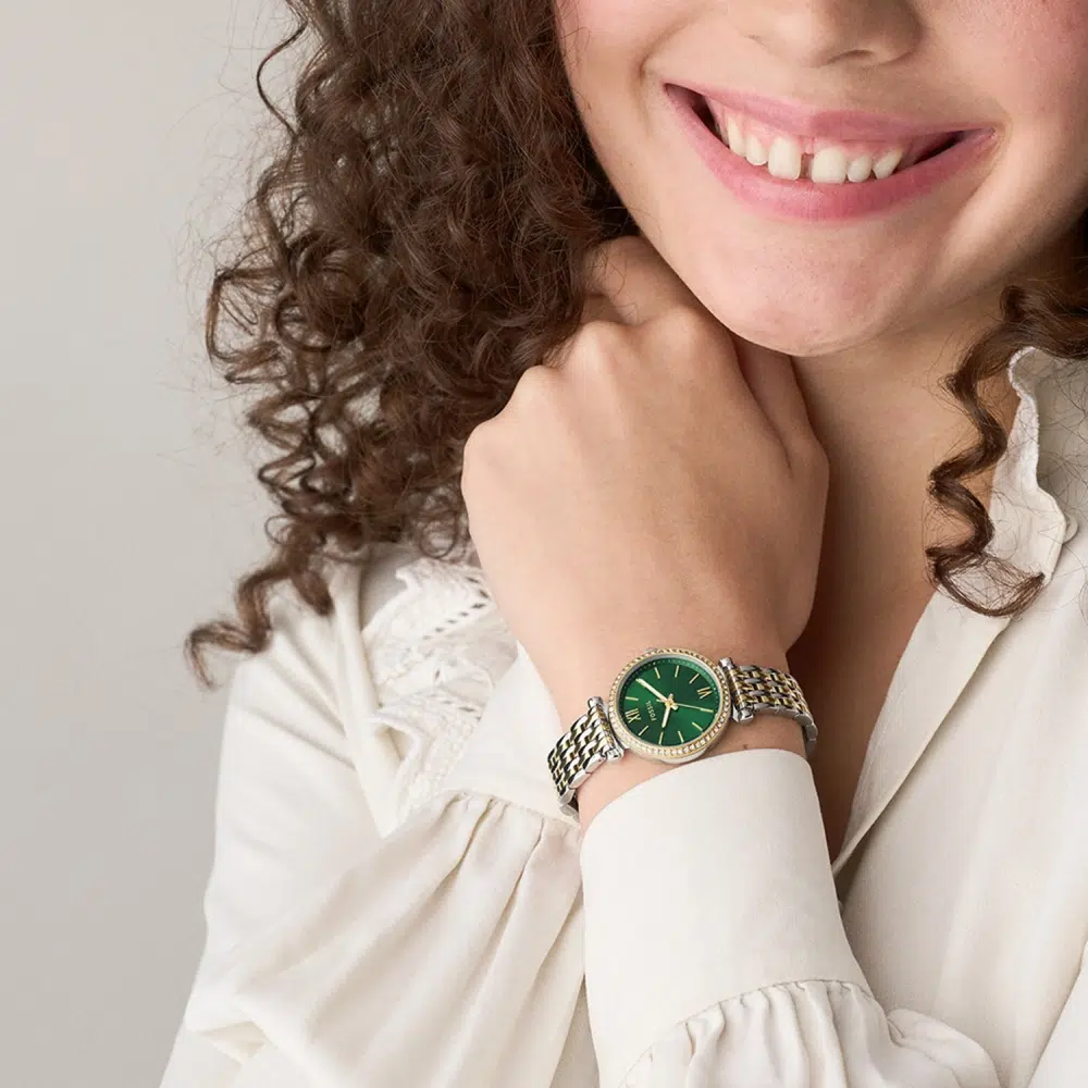 Mujer luciendo el Fossil ES5439 en acero dos tonos, estilo elegante y moderno