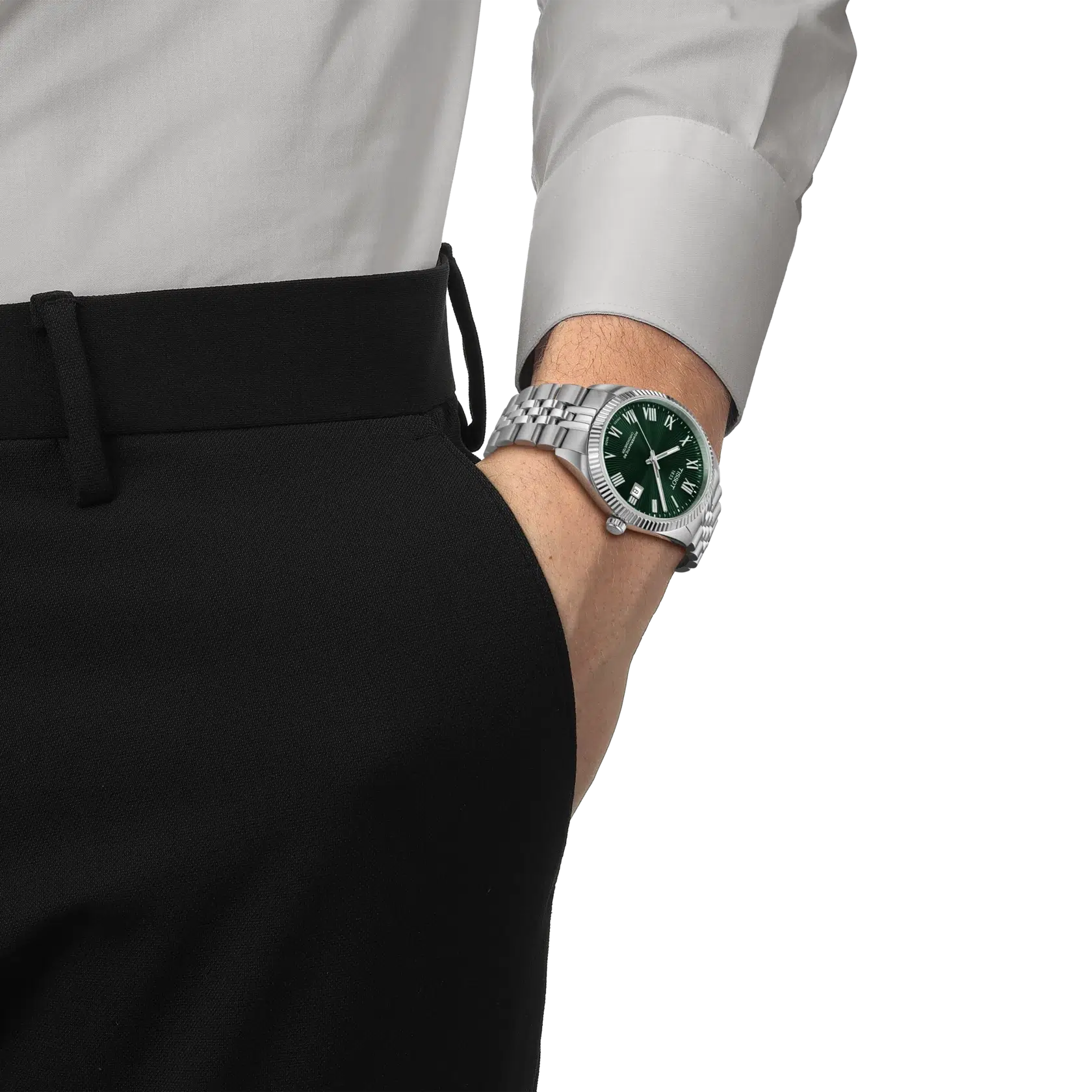 Hombre usando el Tissot Ballade 39mm, estilo elegante con esfera verde guilloché
