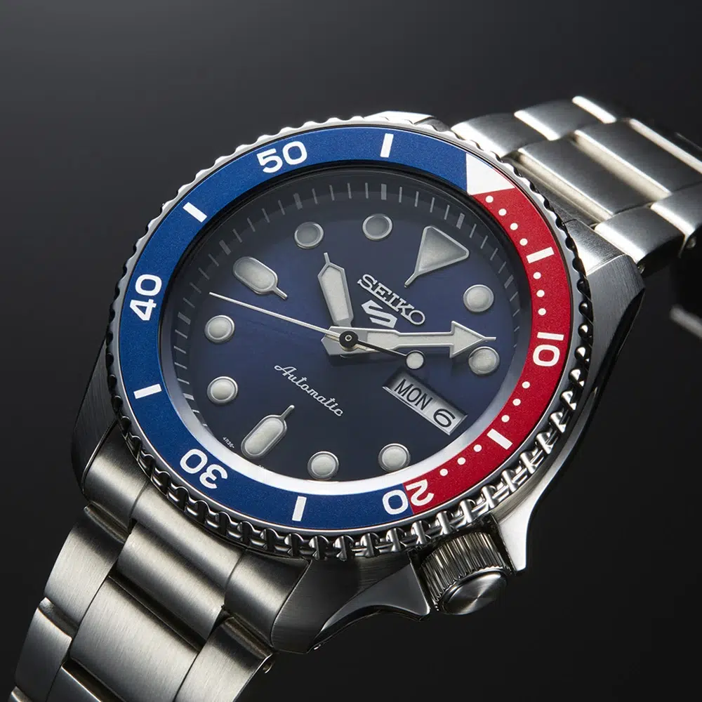 Reloj Seiko 5 Sports SRPD53K1 automático con bisel Pepsi y esfera azul.